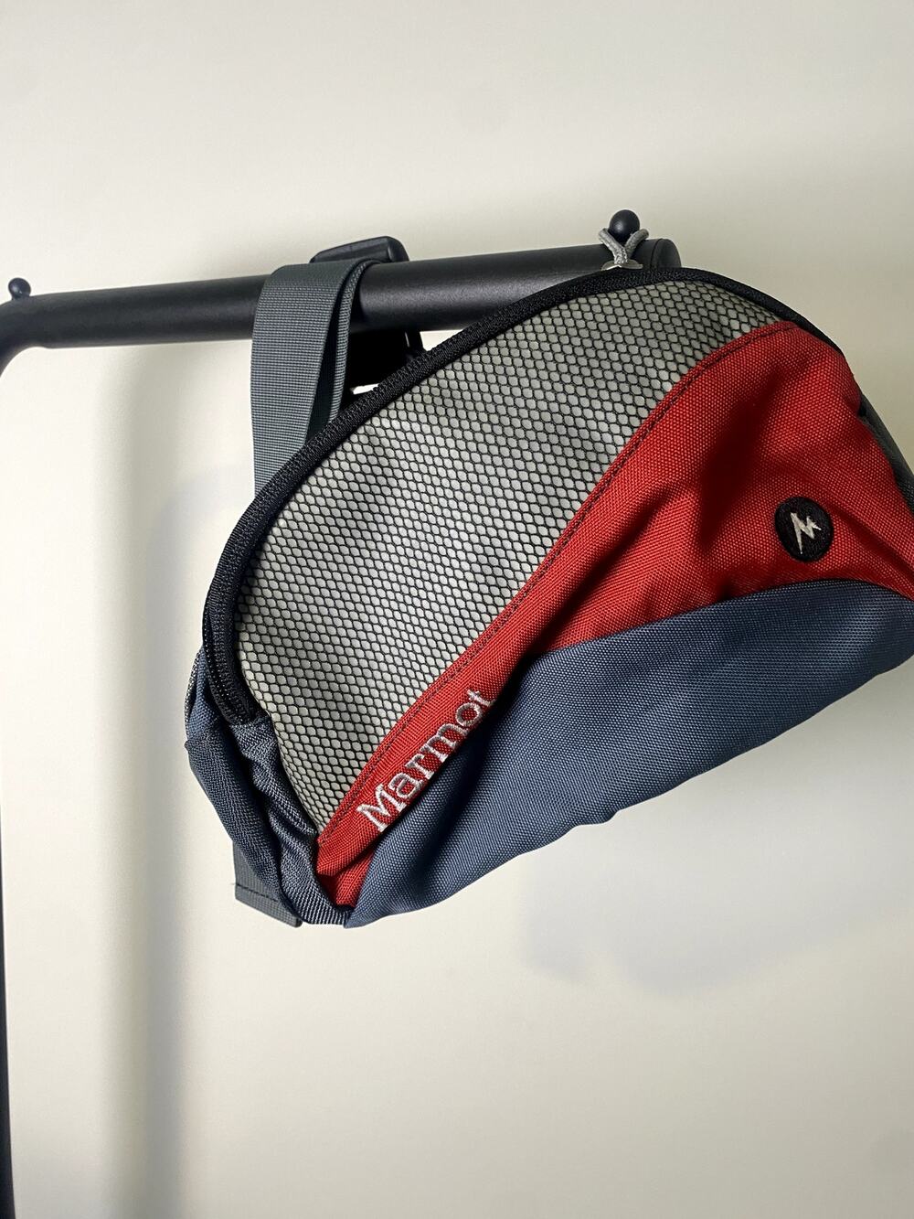 L-070 Marmot Gray Red Mesh Fanny Pack Waist Sling Bag Adjustable Strap